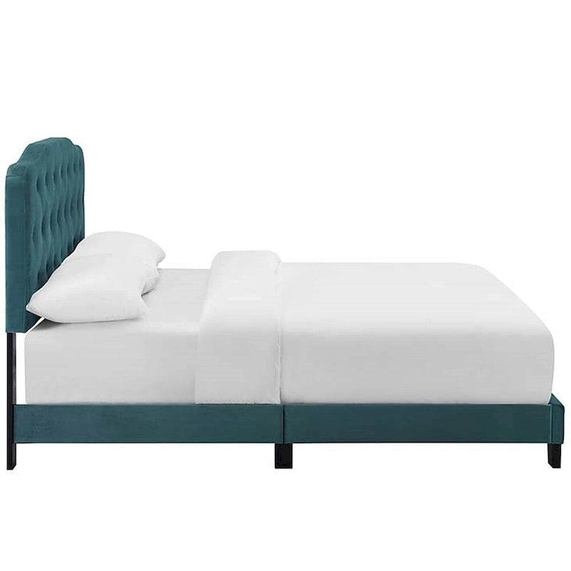 Lit plateforme queen-size en velours sarcelle avec tête de lit capitonnée